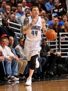 篮球NBA裁判再陷争议，两队抗议判罚